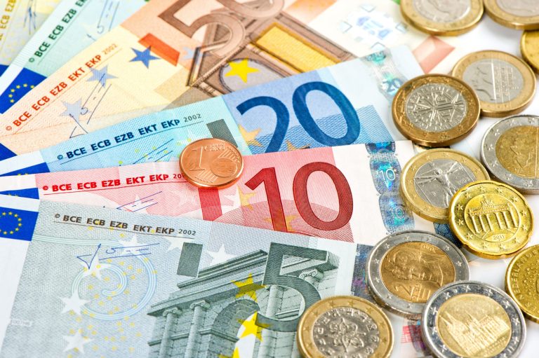 Rënia e euros, zbret në 97.16 lekë megjithë ndërhyrjet e BSH
